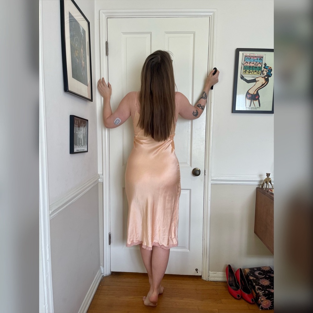 40s Vintage Peach Satin Slip - Picture 3 of 9